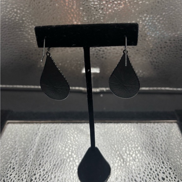 Elegant Black Teardrop Earrings Lightweight. - Picture 3 of 3